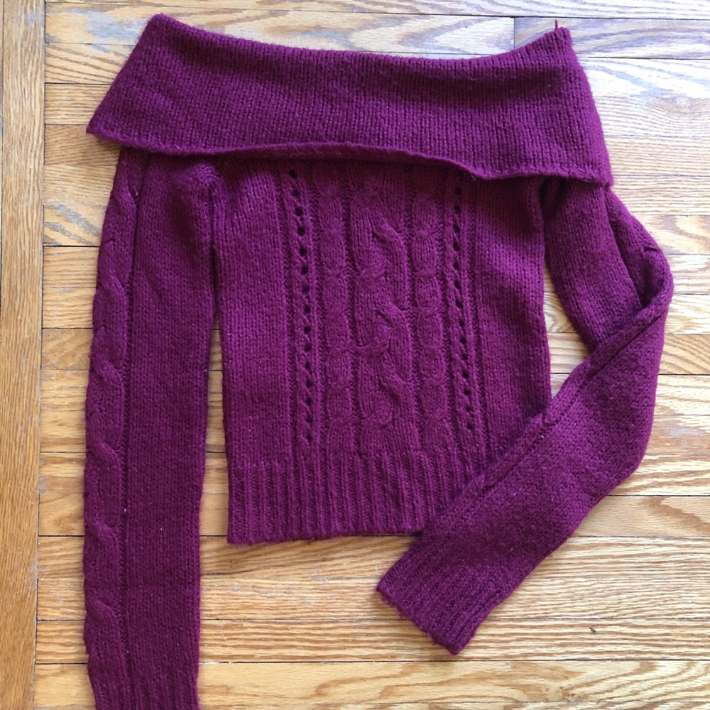Hollister burgundy sweater size small